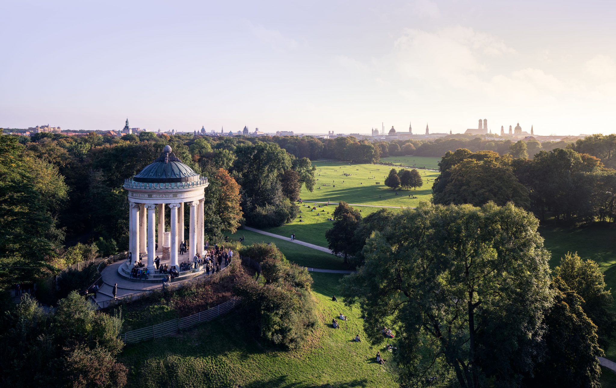 Luftansicht des Monopterus im Englischen Garten, München