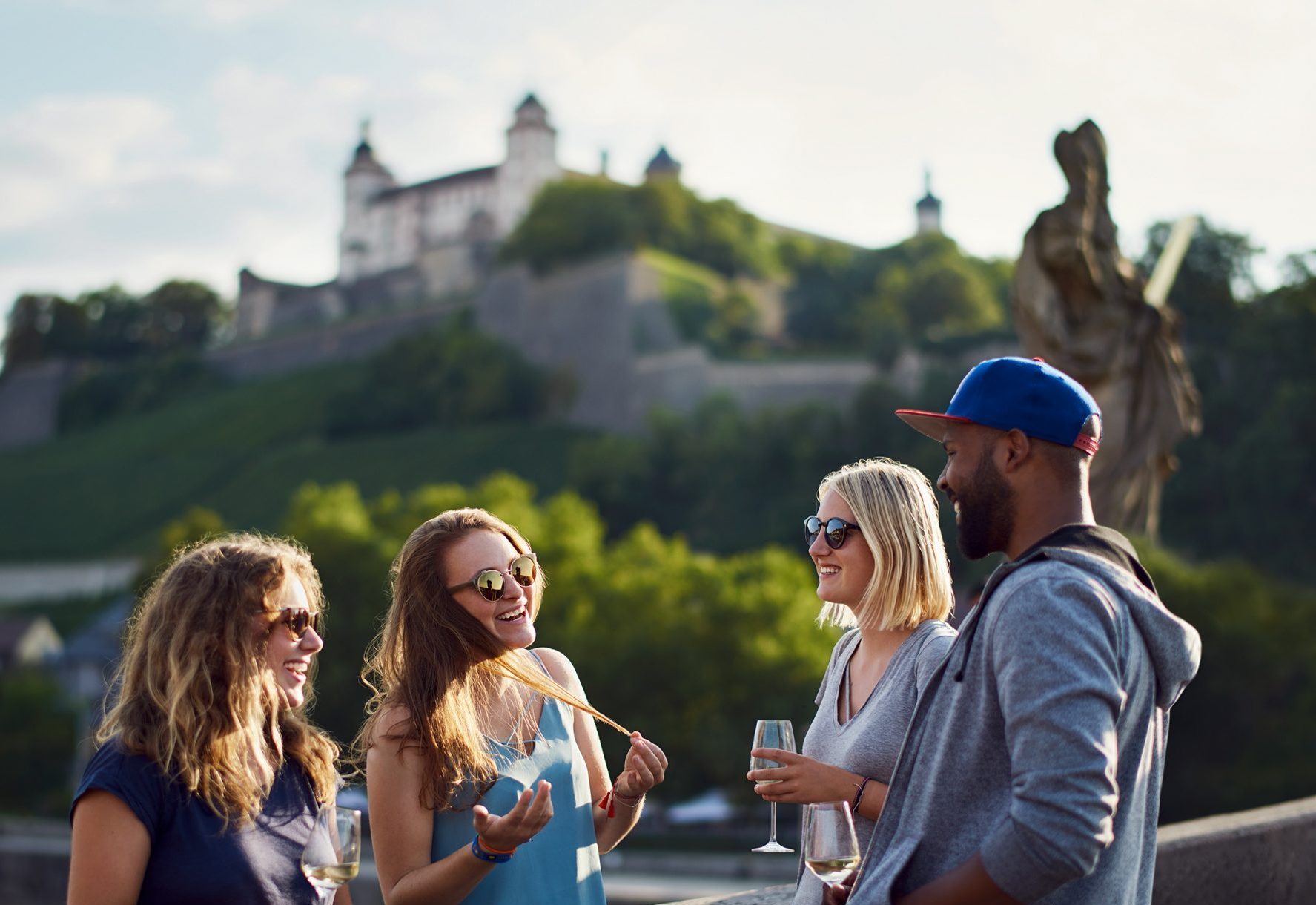 Junge Menschen unterhalten sich auf der Mainbrücke in Würzburg