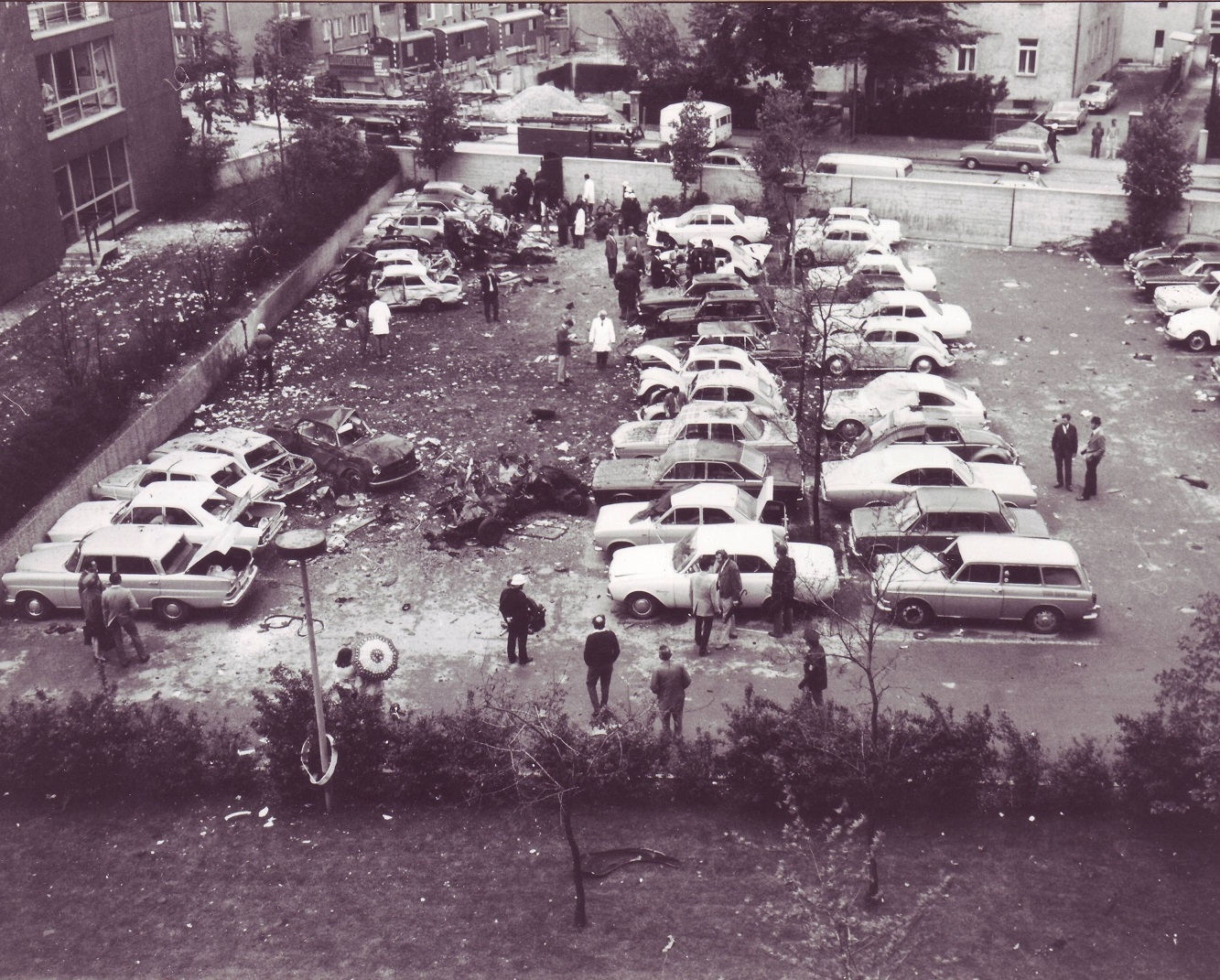 Zerstörte Austos auf dem Parkplatz des LKA.