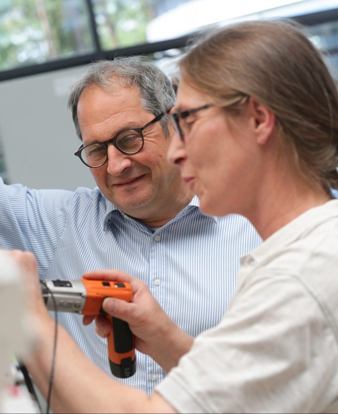 Jürgen Mangelberger und eine Mitarbeiterin bei der Arbeit.