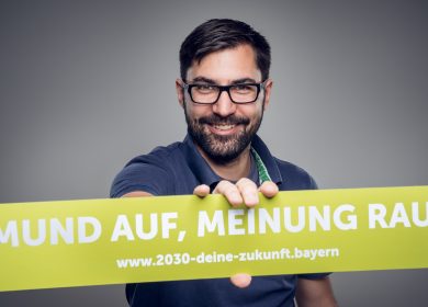 Mann mit Schild: Mund auf, Meinung raus