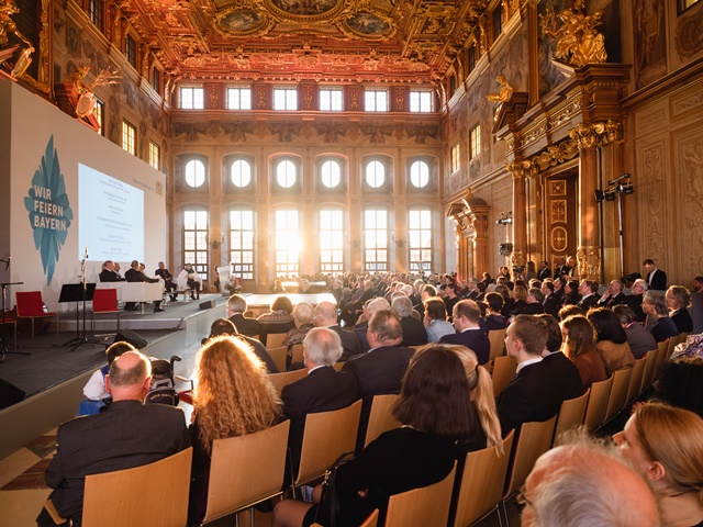 Der Goldene Saal erstrahlt in der Nachmittagssonne.