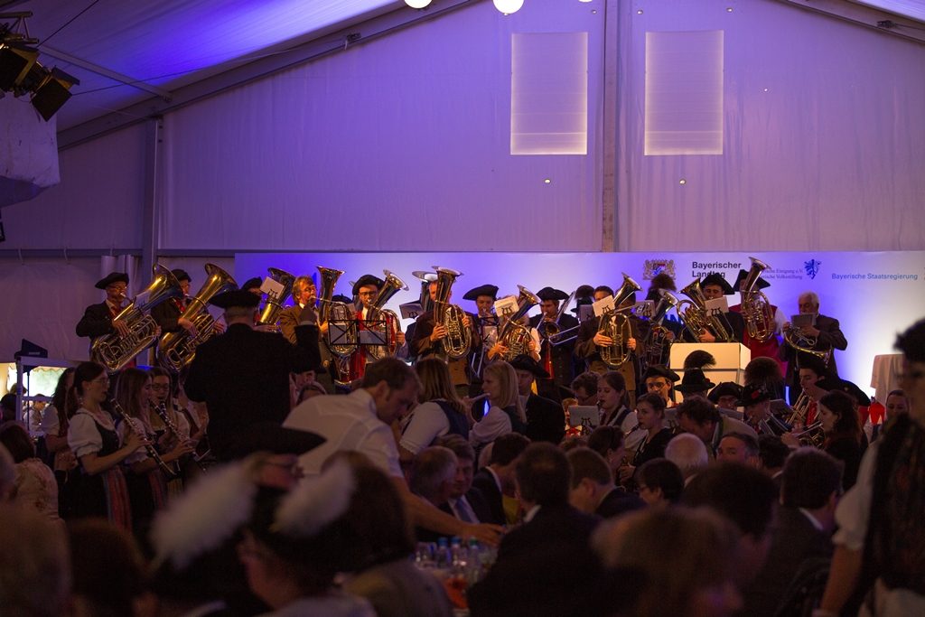 Blaskapelle spielt im Festzelt