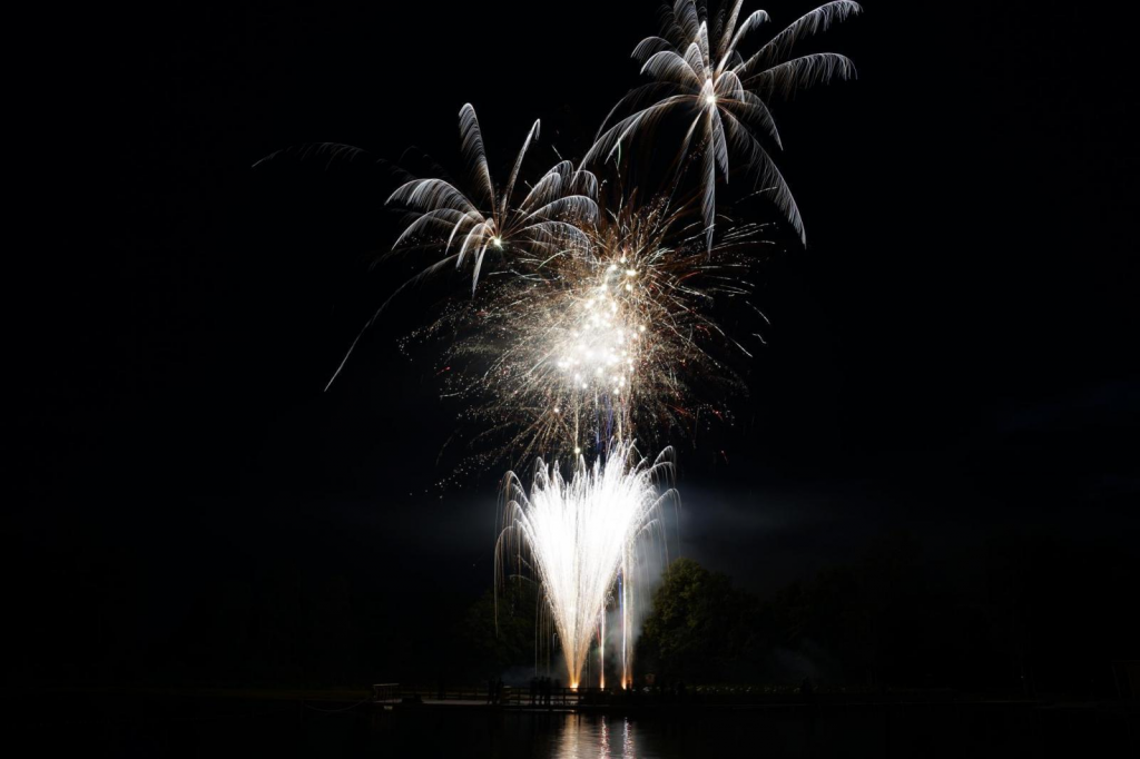 Feuerwerk über dem Naturbadeweiher Weißbachmühle .