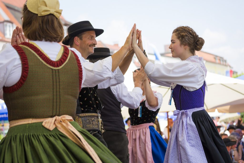 Tanzen auf dem Gautrachtentag Deggendorf