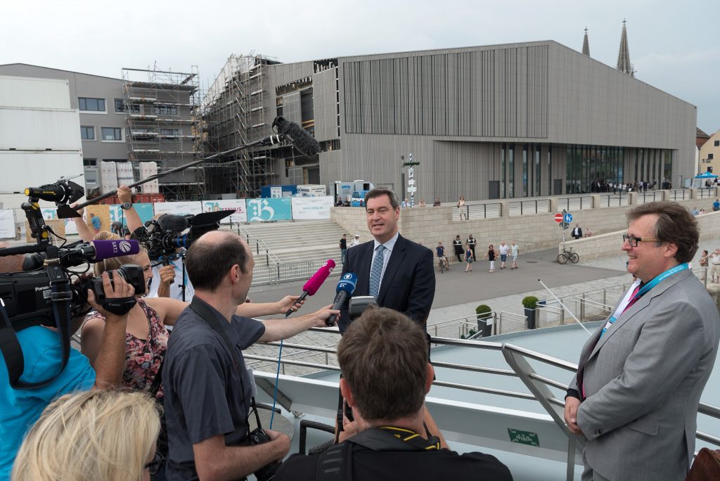 Der Bayerische Ministerpräsident Dr. Markus Söder vor dem neuen Museumsgebäude in Regensburg, rechts Dr. Richard Loibl, Direktor Haus der Bayerischen Geschichte. 