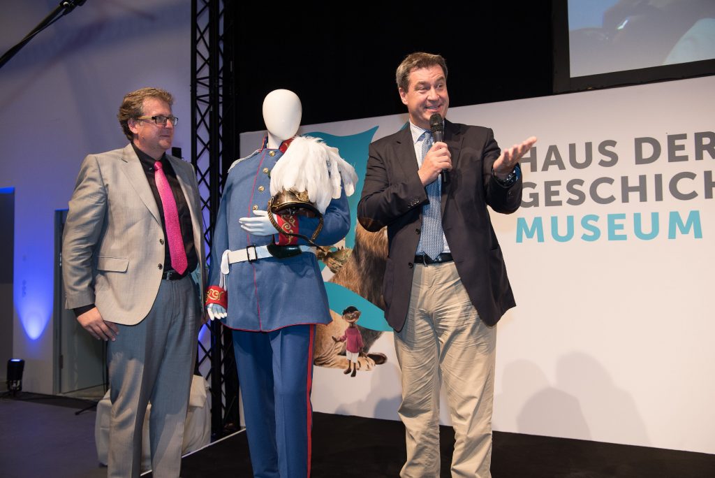 Ministerpräsident Dr. Markus Söder überbrachte den Museumsmachern ein Objekt für das Kulturkabinett „Feste und Bräuche“ im künftigen Museum: Das Prinzregenten-Kostüm, das er beim Traditionsfasching in Veitshöchheim 2018 getragen hatte.