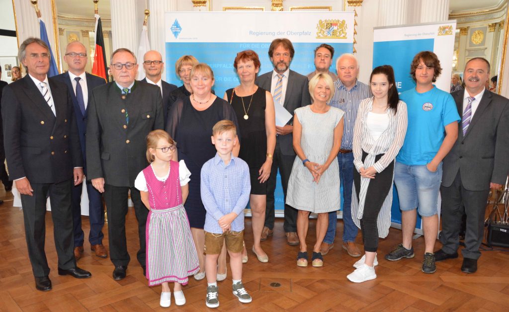 Regierungspräsident Axel Bartelt (l.), die Geehrten, Vertreter der Schulen und Ehrengäste aus dem Landkreis Amberg-Sulzbach und der Stadt Amberg. 