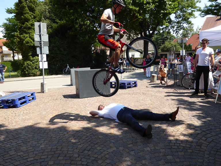 Der Deutsche Meister im Trial-Radfahren, Andreas Strasser, springt über Landrat Stefan Löwl.